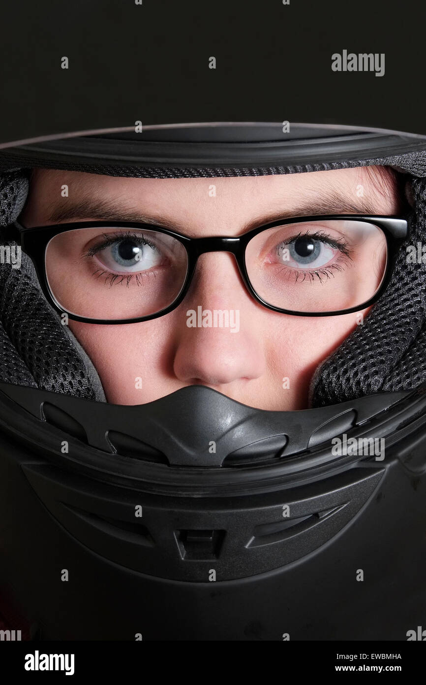 Femmina giovane motociclista che indossa il casco nero Foto Stock