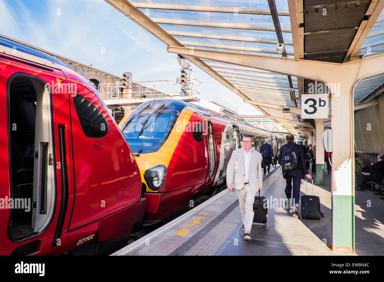 I passeggeri in partenza vergine servizio del treno presso la stazione ferroviaria di Chester, Cheshire, Inghilterra, Regno Unito Foto Stock