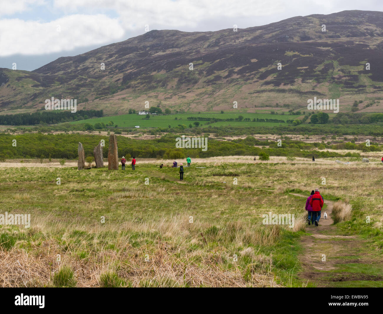 I turisti che visitano la maggior parte distinguibile di circoli di pietra di tre montante di arenaria rossa e pilastri Machrie Moor Isle of Arran sei neolitico cerchi di pietra Foto Stock