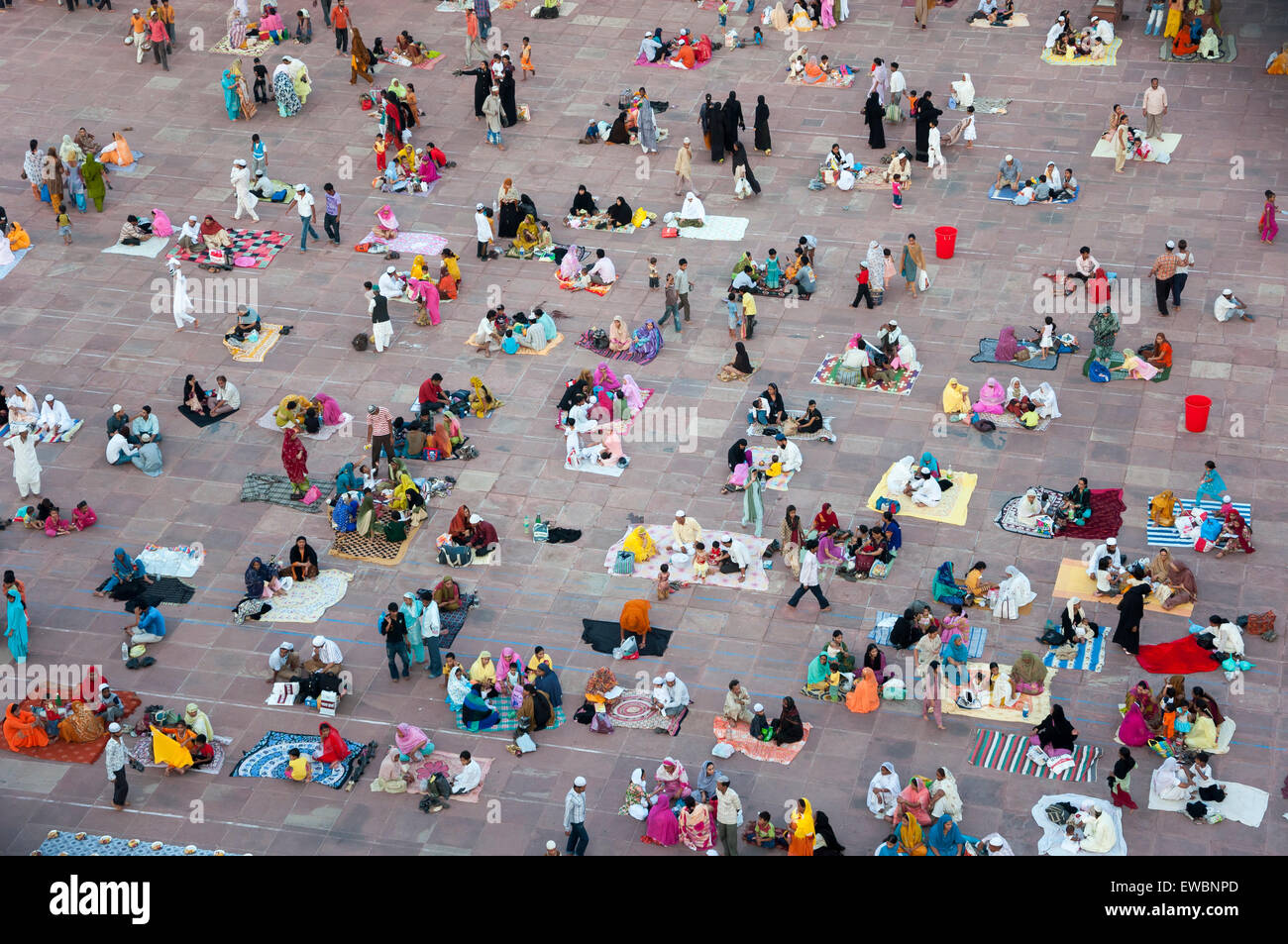 Le persone si sono riunite in Jama Masjid durante il Ramadan. La Vecchia Delhi, India. Foto Stock