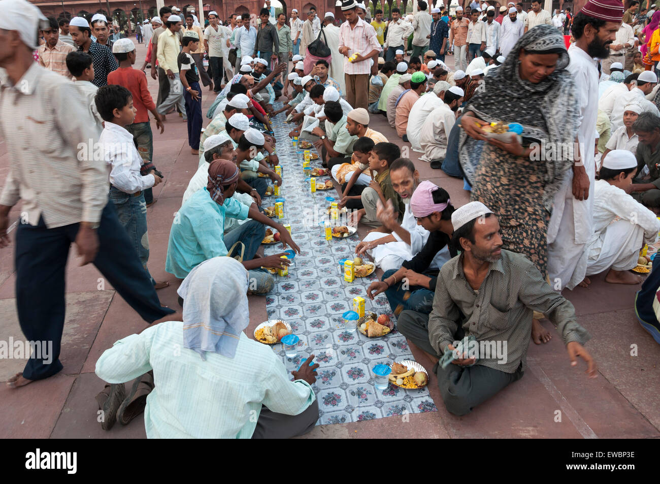 Tradizionale Iftar (fast-breaking) a Jama Masjid durante il Ramadan. La Vecchia Delhi, India. Foto Stock