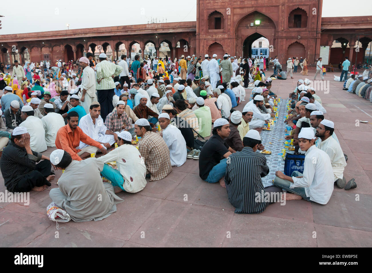 Tradizionale Iftar (fast-breaking) a Jama Masjid durante il Ramadan. La Vecchia Delhi, India. Foto Stock