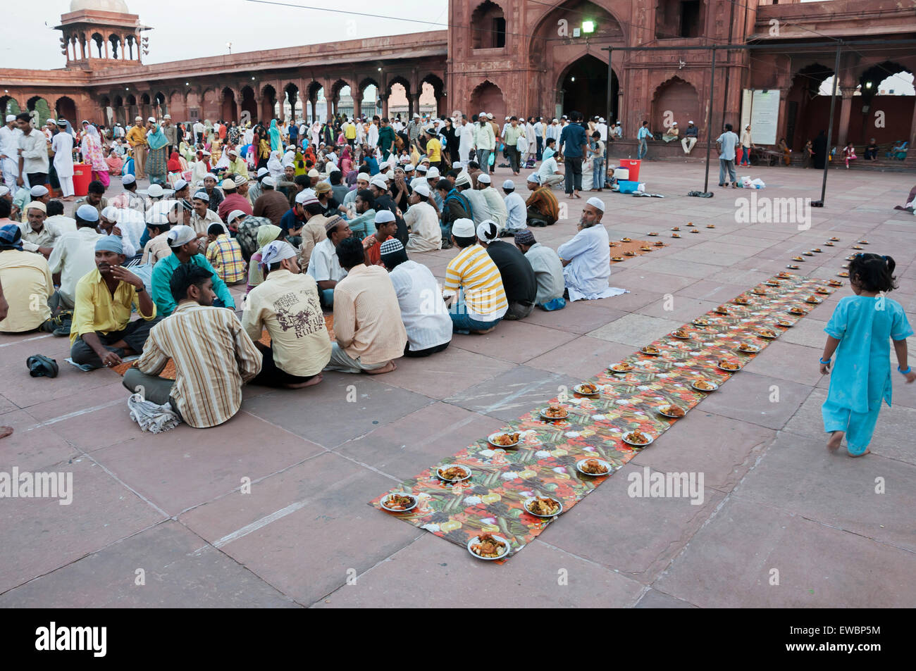 Tradizionale Iftar (fast-breaking) a Jama Masjid durante il Ramadan. La Vecchia Delhi, India. Foto Stock