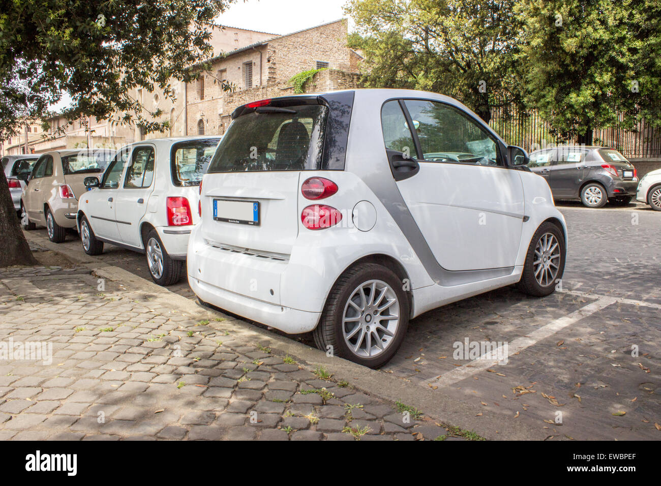 Un piccolo parcheggio auto di fronte in uno spazio di parcheggio Foto Stock