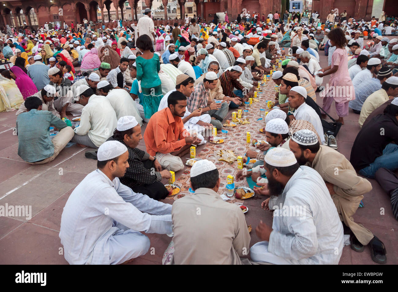 Tradizionale Iftar (fast-breaking) a Jama Masjid durante il Ramadan. La Vecchia Delhi, India. Foto Stock