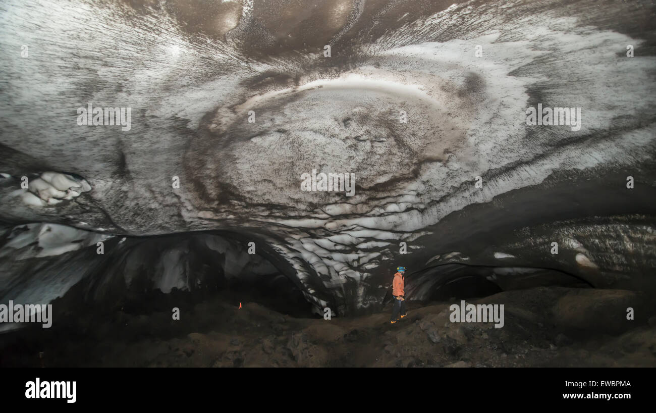 Esplorare l'interno della grotta Mamoth, Mount Erebus, Antartide. Foto Stock