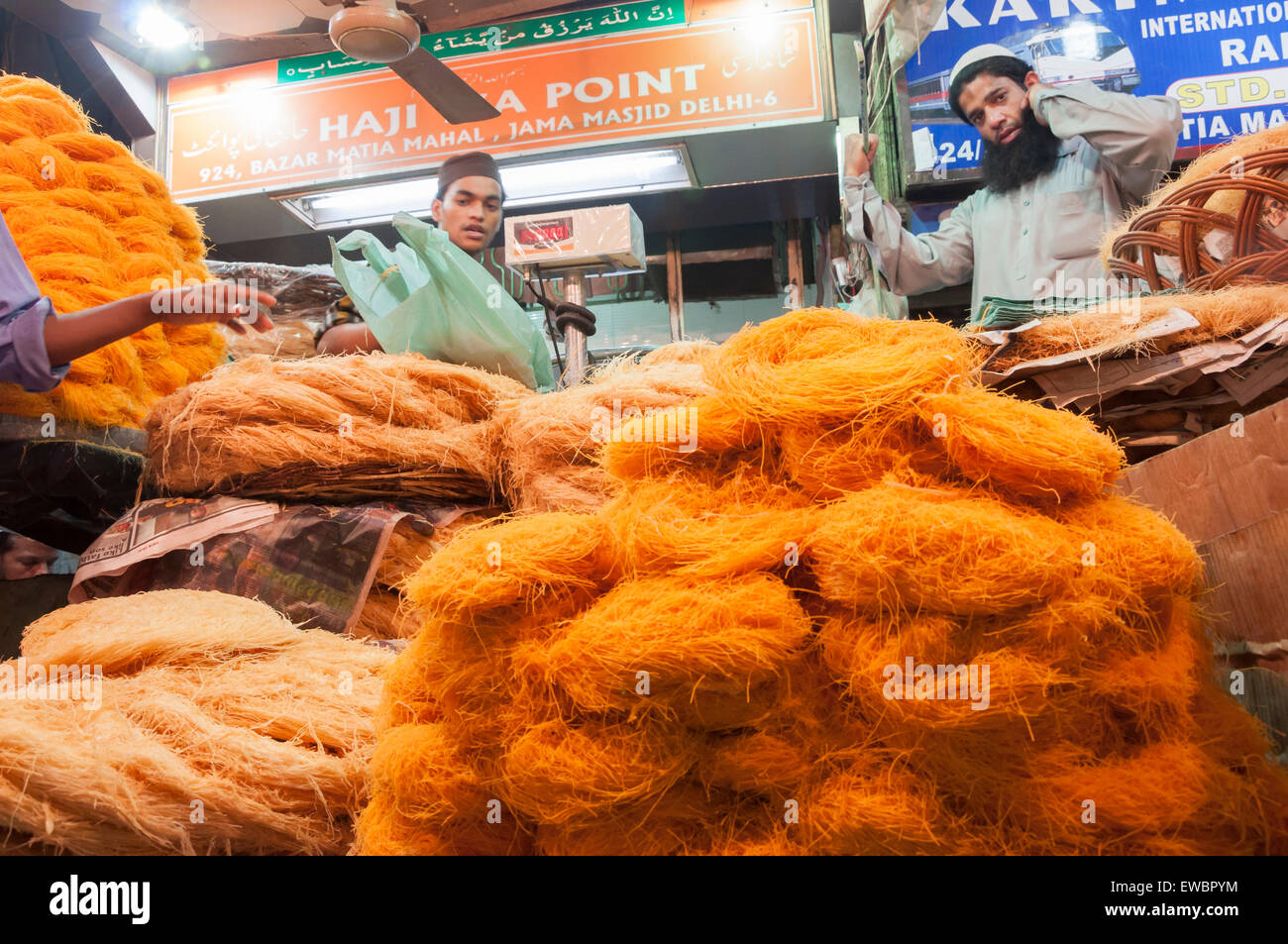 Un negozio che vende seviyan (vermicelli) durante il Ramadan in Chandni Chowk, Vecchia Delhi, India. Foto Stock