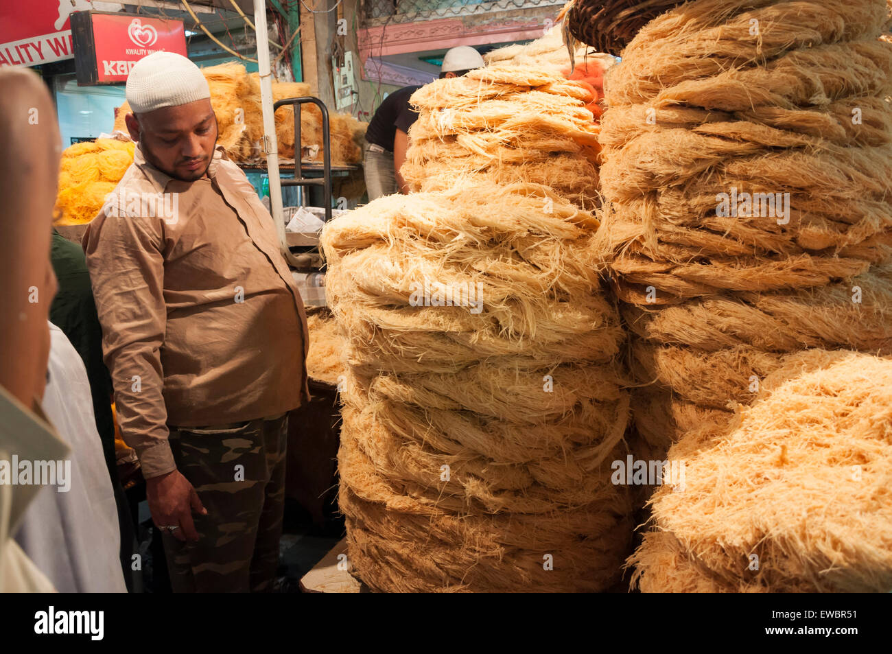 Un negozio che vende seviyan (vermicelli) durante il Ramadan in Chandni Chowk, Vecchia Delhi, India. Foto Stock