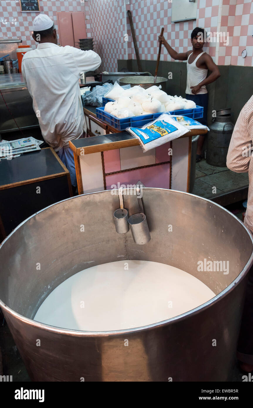 Un negozio di Chandni Chowk vendendo i prodotti lattiero-caseari. La Vecchia Delhi, India. Foto Stock