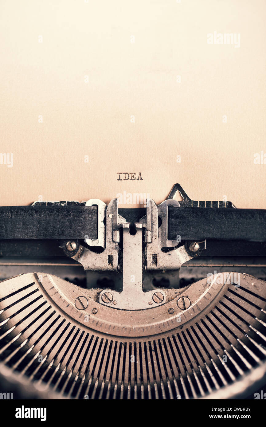 Dettaglio della macchina da scrivere retrò con messaggio Foto Stock
