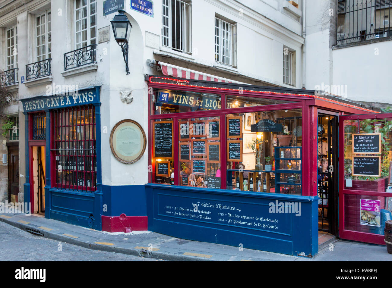 7 secoli di storia lungo la Rue de la Colombe, di un bar e di una cantina di vini su Ile de la Cite vicino a Cattedrale di Notre Dame, Paris, Francia Foto Stock