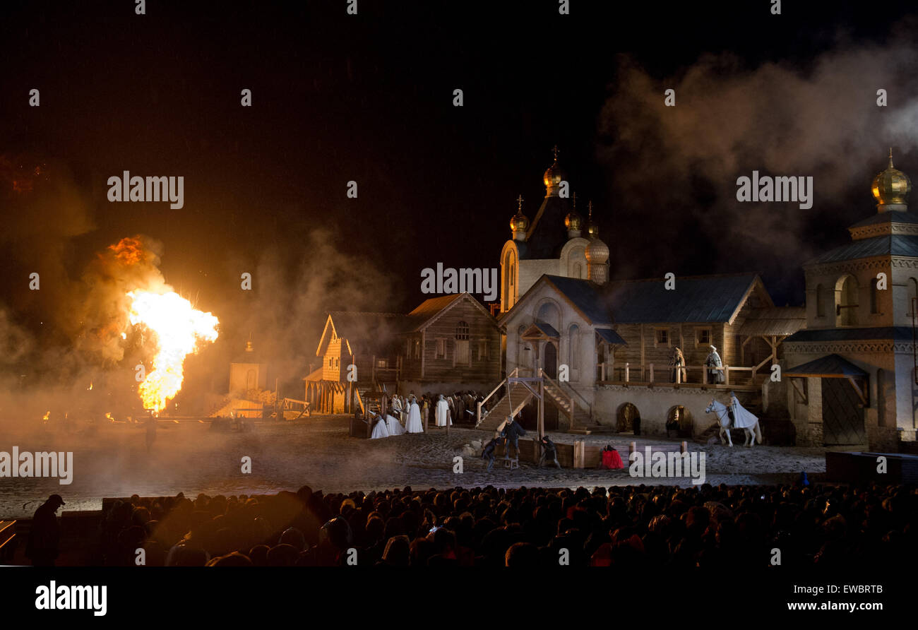 Circa 8.000 spettatori guarda l'action-packed emanazione del leggendario Capitano Pirata Stoertebeker della storia sulla isola di Ruegen, Germania, 20 giugno 2015. Il Stoertebeker Festival ha iniziato la ventitreesima stagione con il gioco "Aller Welt Feind' (lit. Tutta la nemica del mondo). Foto: Stefan Sauer/dpa Foto Stock