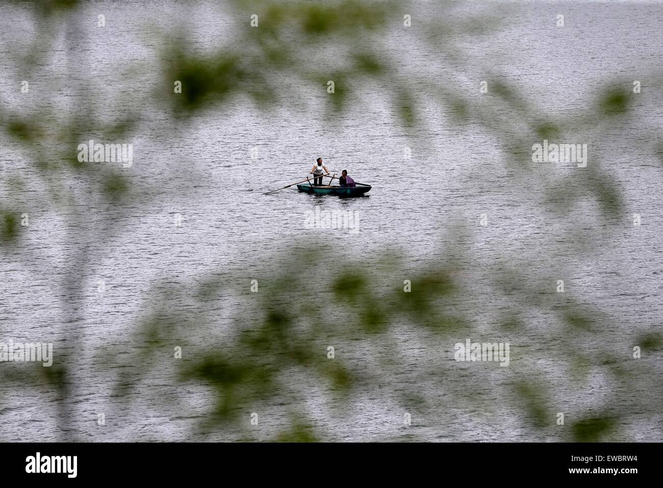 Chongqing Cina. Il 22 giugno, 2015. Gli abitanti di un villaggio di andare a pesca su una barca sul Lago Xiaonanhai Qianjiang nel distretto di Chongqing, a sud-ovest della Cina, 22 giugno 2015. Xiaonanhai è un lago di sbarramento con le risorse ricche di pesci selvatici. Credito: Yang Min/Xinhua/Alamy Live News Foto Stock
