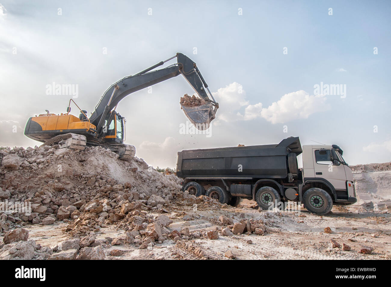 Caricamento di un grande camion di materiale da costruzione, dell'argilla pit Foto Stock