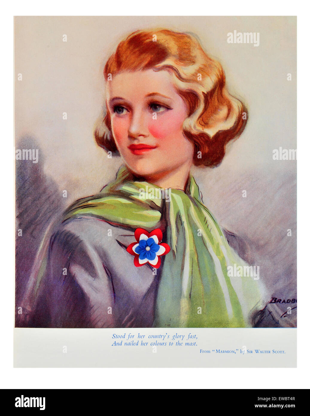 Donna con breve permed capelli auburn indossa una giacca grigia con sciarpa verde e fiore spilla Foto Stock