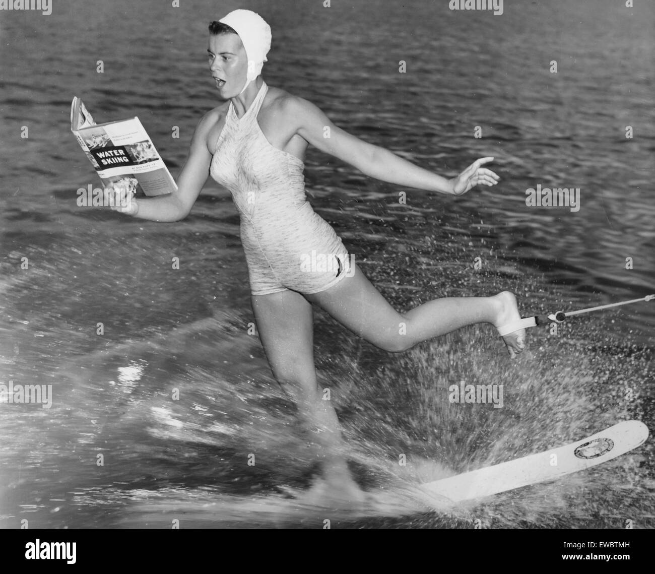 Sci nautico e la lettura,1960 Foto Stock