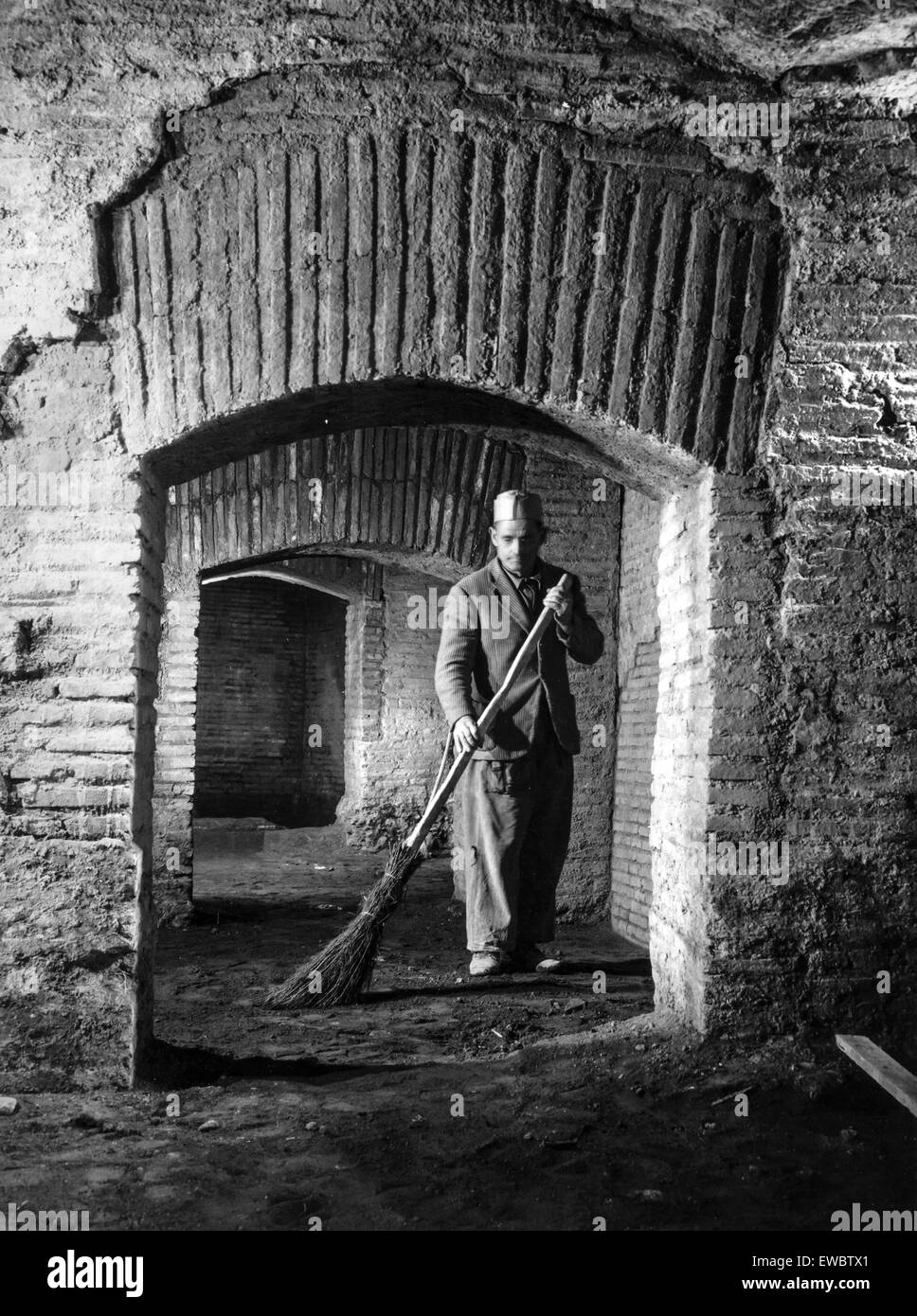 Un operatore pulisce il Ludus Magnus vicino al Colosseo,Roma 1960 Foto Stock