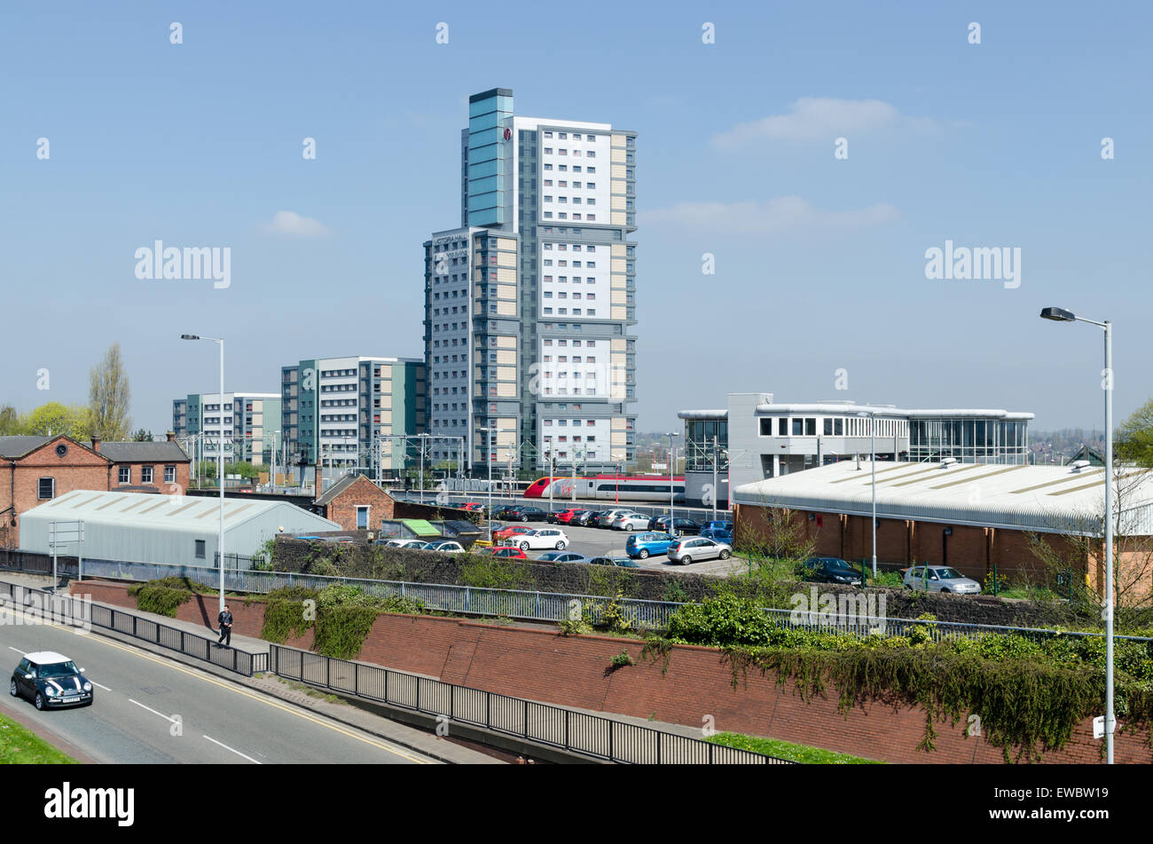 Vista della stazione di Wolverhampton con blocchi di Alloggi studenteschi in background Foto Stock