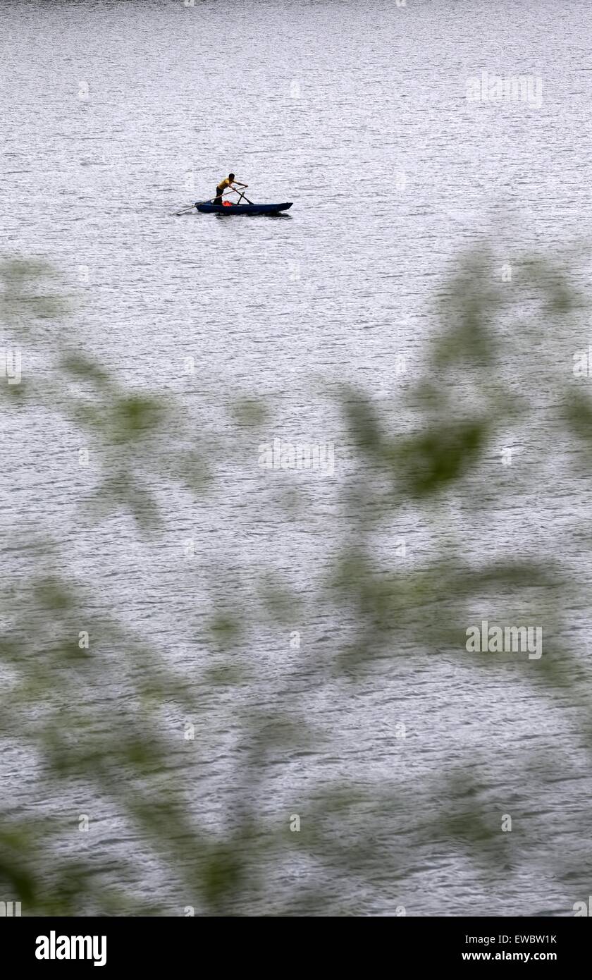 Chongqing Cina. Il 22 giugno, 2015. Un abitante di un villaggio va a pescare su una barca sul Lago Xiaonanhai Qianjiang nel distretto di Chongqing, a sud-ovest della Cina, 22 giugno 2015. Xiaonanhai è un lago di sbarramento con le risorse ricche di pesci selvatici. Credito: Yang Min/Xinhua/Alamy Live News Foto Stock