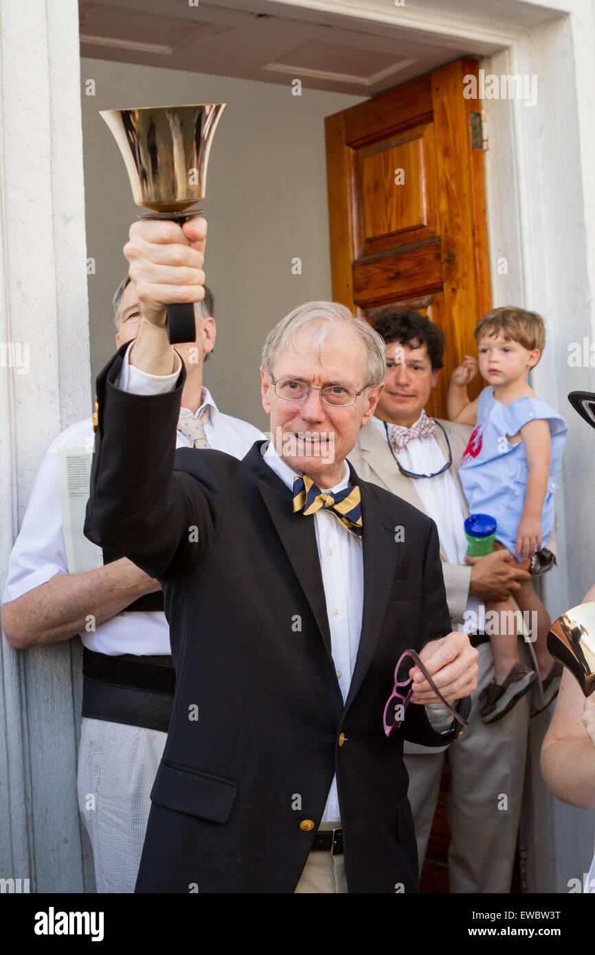 Charleston resident anello campane a mano al di fuori di St Michaels chiesa come campane rung in tutta la città in onore di nove persone uccise a madre Emanuel metodista africana Chiesa Episcopale Giugno 21, 2015 a Charleston, Carolina del Sud. In precedenza durante la settimana una supremazia bianca pistolero ucciso 9 membri presso la storica chiesa nera. Foto Stock