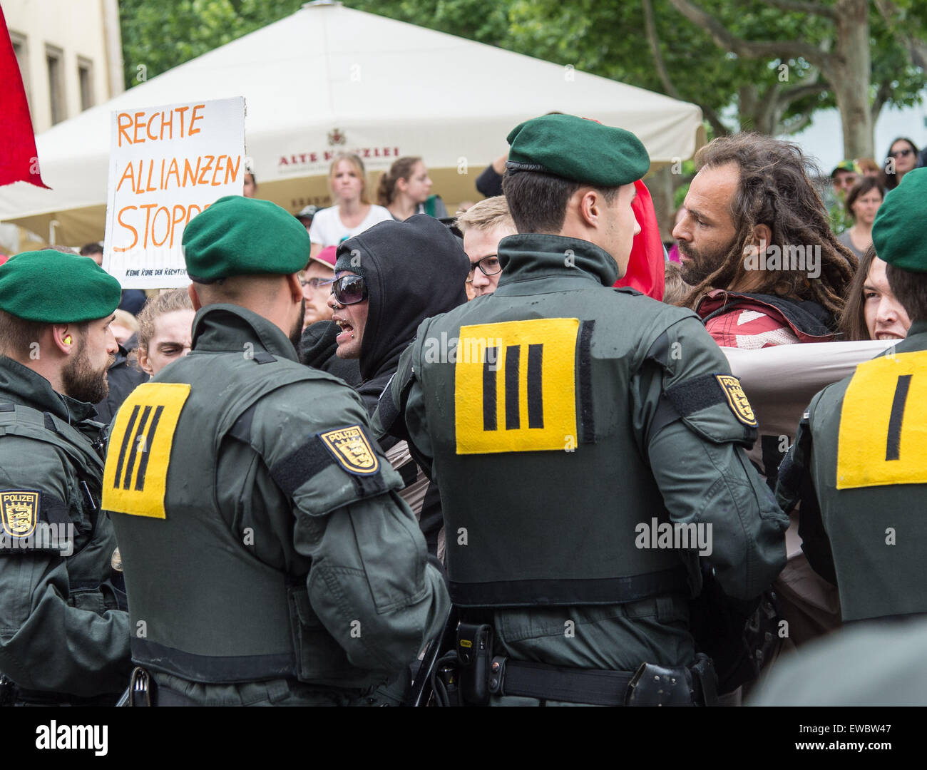 Stuttgart, Germania. Il 21 giugno, 2015. Gli avversari di un piano di formazione proposto dalle parti tedesco SPD e di alleanza '90/Verdi' rally sotto lo slogan "Fuer Ehe und Familie - Stoppt Gender-Ideologie und Sexualisierung , Unserer Kinder!' (lit. A favore del matrimonio e della famiglia - arrestare l'ideologia di genere e la sexualisation dei nostri bambini!) a Stoccarda, Germania, 21 giugno 2015. Foto: Daniel Maurer/dpa/Alamy Live News Foto Stock