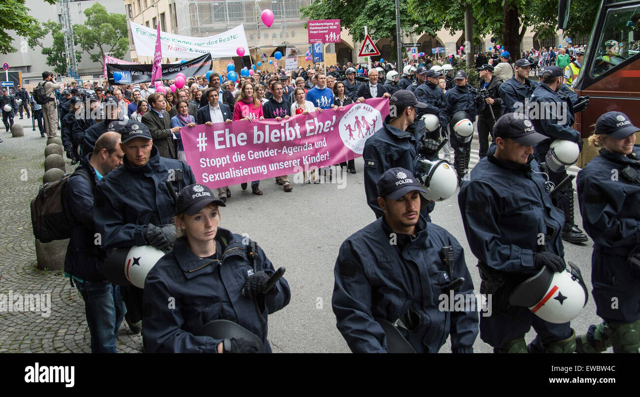 Stuttgart, Germania. Il 21 giugno, 2015. Gli avversari di un piano di formazione proposto dalle parti tedesco SPD e di alleanza '90/Verdi' rally sotto lo slogan "Fuer Ehe und Familie - Stoppt Gender-Ideologie und Sexualisierung , Unserer Kinder!' (lit. A favore del matrimonio e della famiglia - arrestare l'ideologia di genere e la sexualisation dei nostri bambini!) a Stoccarda, Germania, 21 giugno 2015. Foto: Daniel Maurer/dpa/Alamy Live News Foto Stock