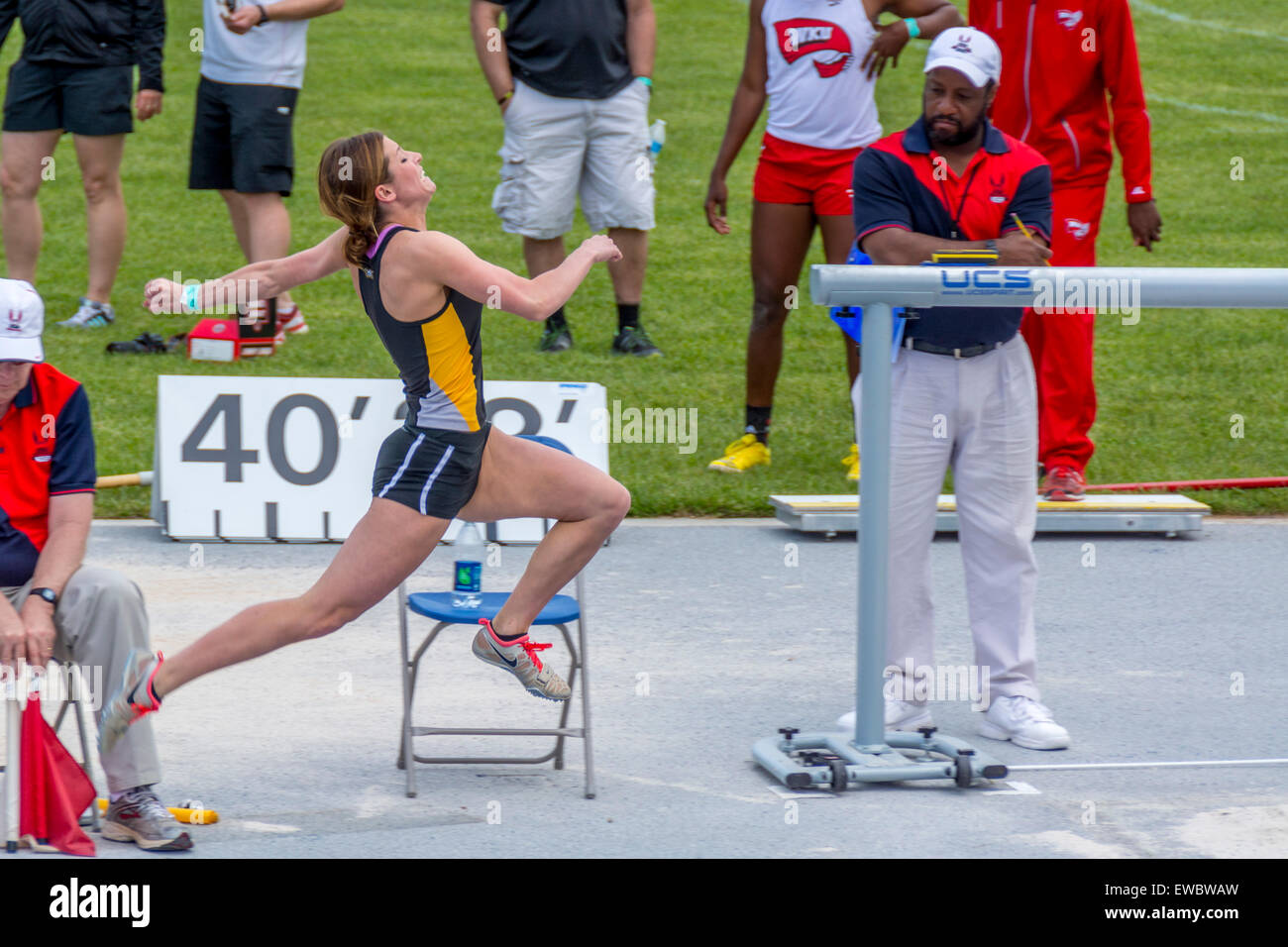 Salto in lungo per le donne al Kentucky relè. Questo è stato tenuto presso l'Università di Kentucky con pista all'aperto e il campo Foto Stock