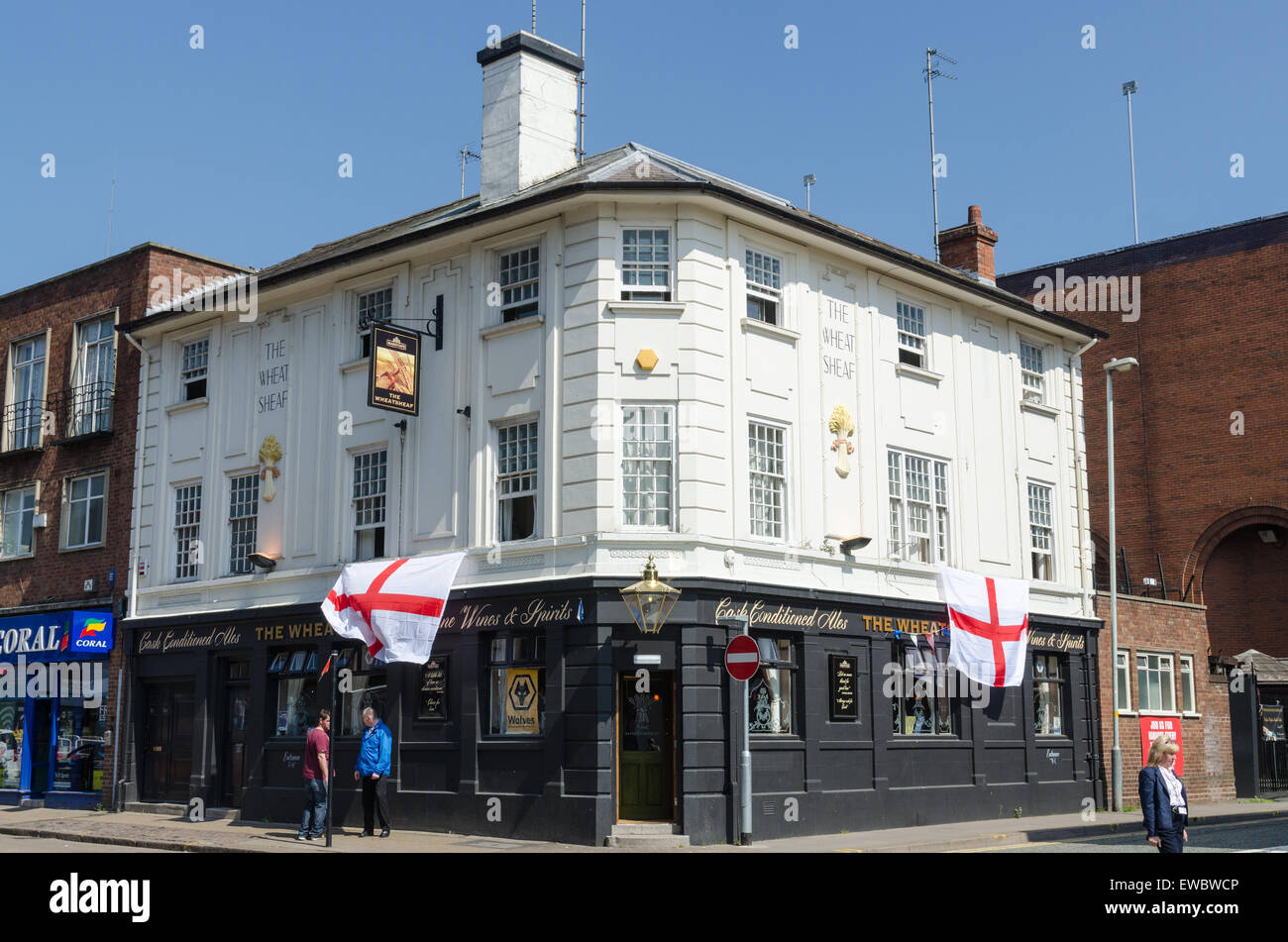 Grande Unione bandiere appesi al Wheatsheaf public house in Wolverhampton Foto Stock