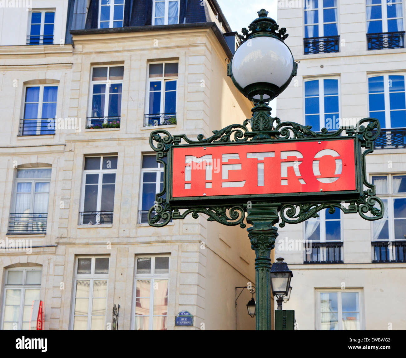 Segno della metropolitana in una strada parigina Foto Stock