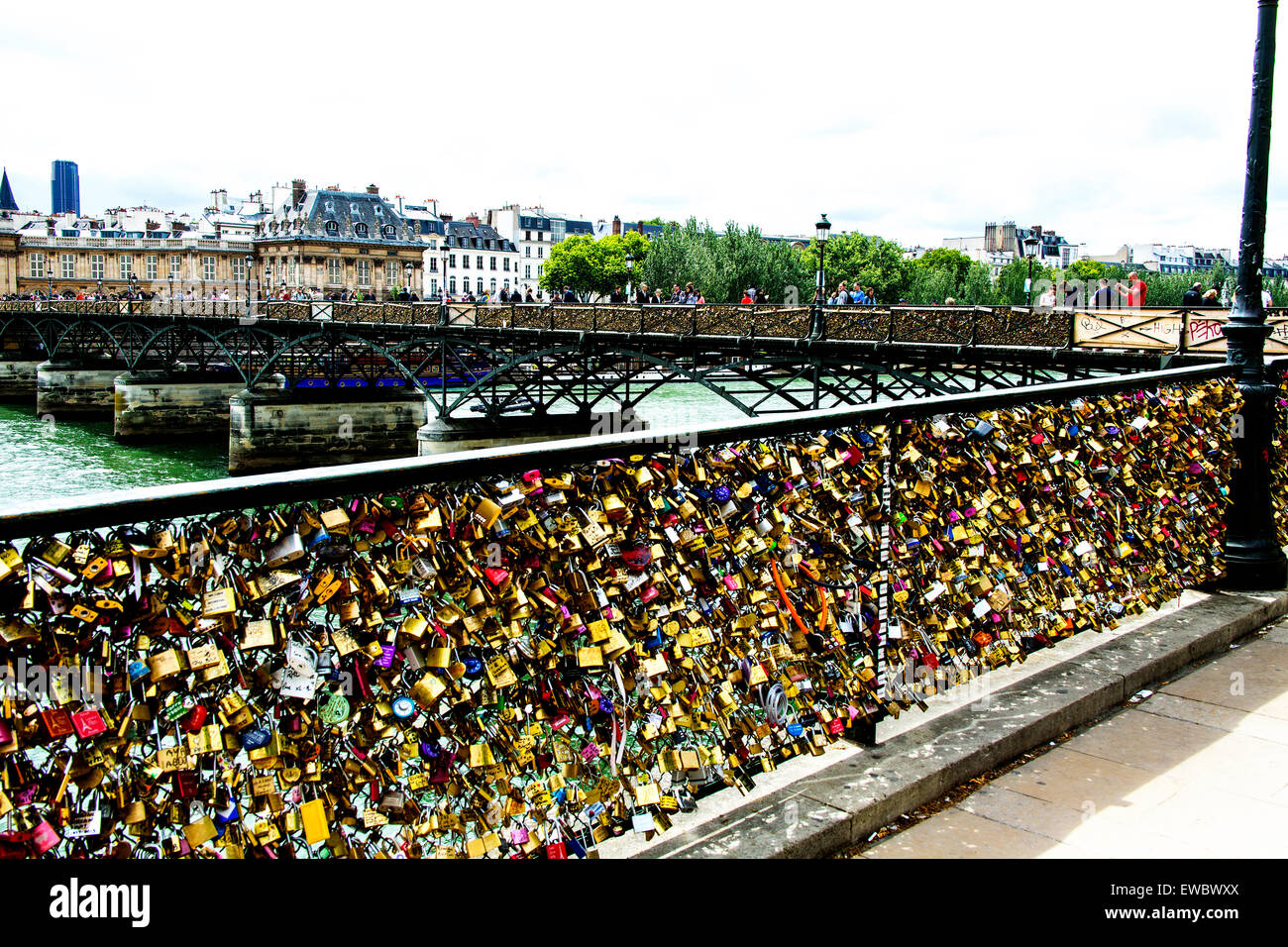 Lovelocks sul Pont des Arts bridge in Parigi Francia Foto Stock