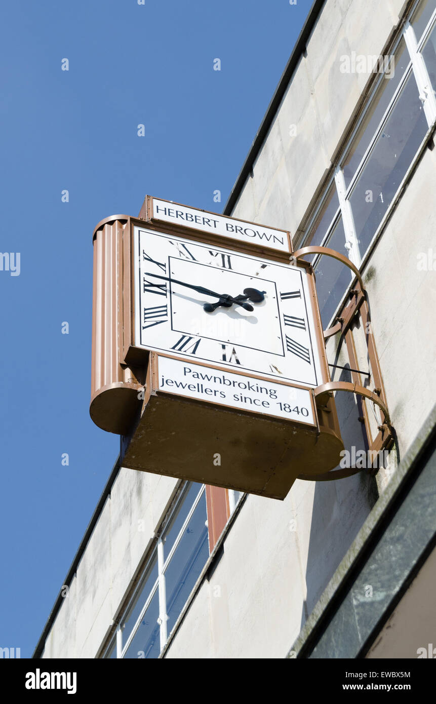 Orologio Vintage appeso sopra l'entrata di Herbert Pawnbrokers marrone e gioiellerie in Wolverhampton Foto Stock