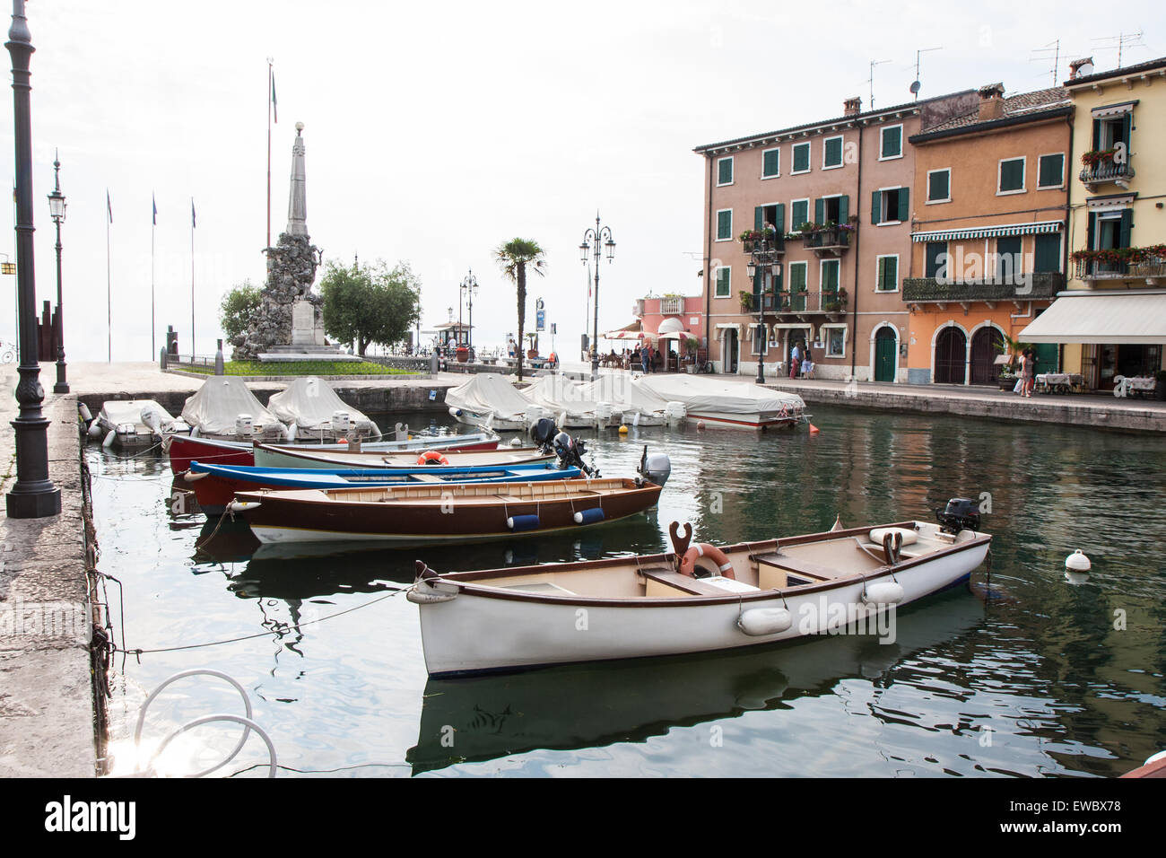 Vista della piazza di Lazise sul Lago di Garda Italia Foto Stock