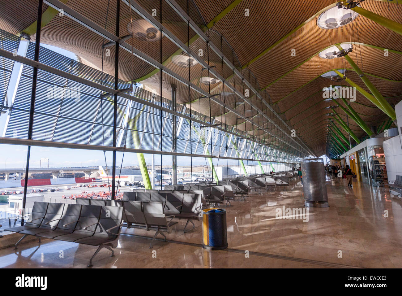 Hall di Adolfo Suárez Madrid-barajas Airport Terminal T4, progettato dagli architetti Antonio Lamela e Richard Rogers Foto Stock