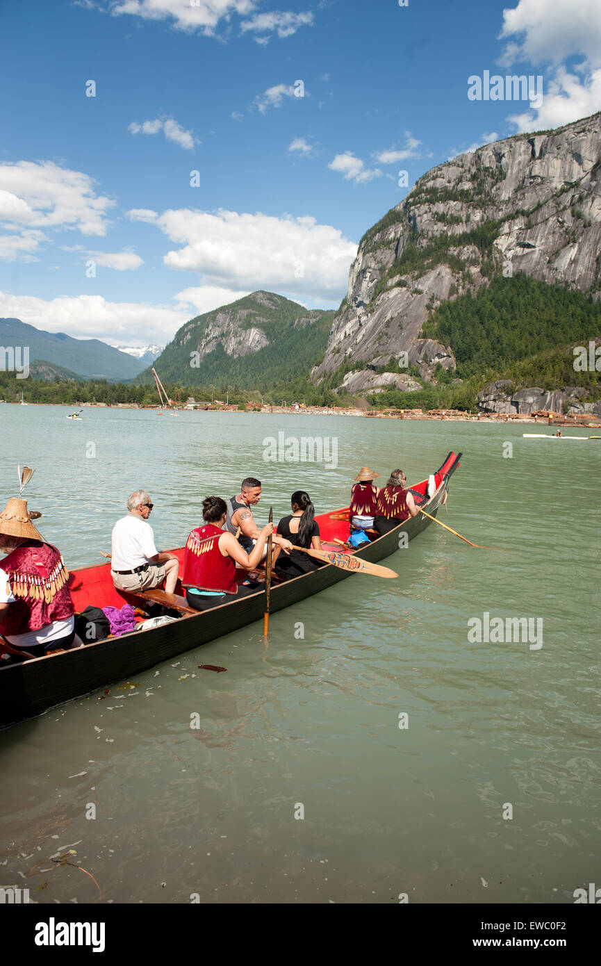 Squamish nazione dei rematori lanciare una tradizionale nativa la guerra in canoa lungo la Squamish waterfront. Squamish BC, Canada. Foto Stock