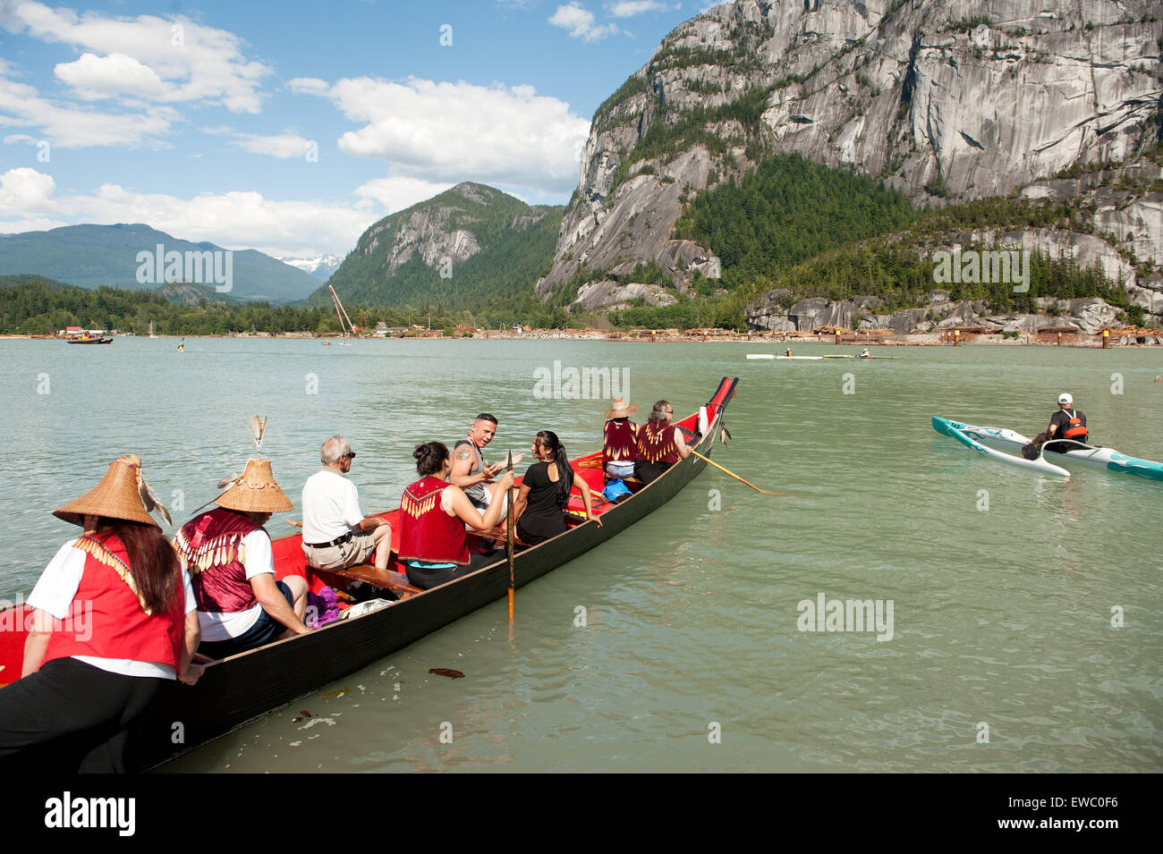 Squamish nazione dei rematori lanciare una tradizionale nativa la guerra in canoa lungo la Squamish waterfront. Squamish BC, Canada. Foto Stock