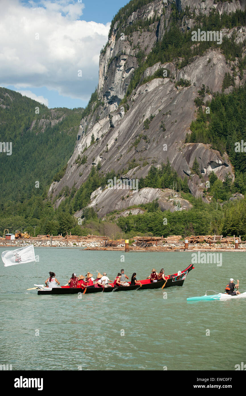 Squamish nazione dei rematori lanciare una tradizionale nativa la guerra in canoa lungo la Squamish waterfront. Squamish BC, Canada. Foto Stock