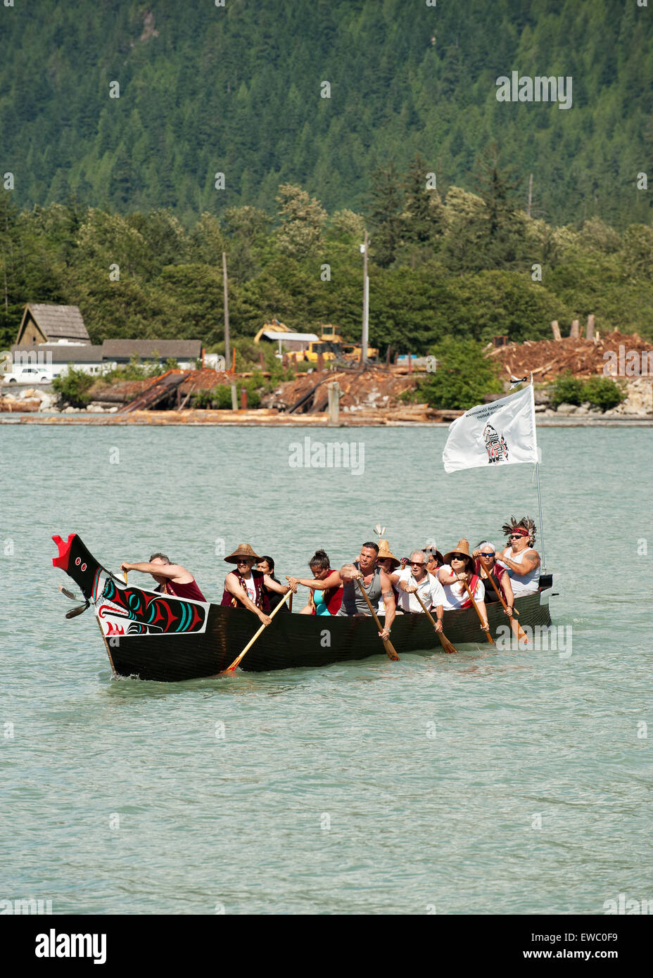 Squamish nazione dei rematori lanciare una tradizionale nativa la guerra in canoa lungo la Squamish waterfront. Squamish BC, Canada. Foto Stock