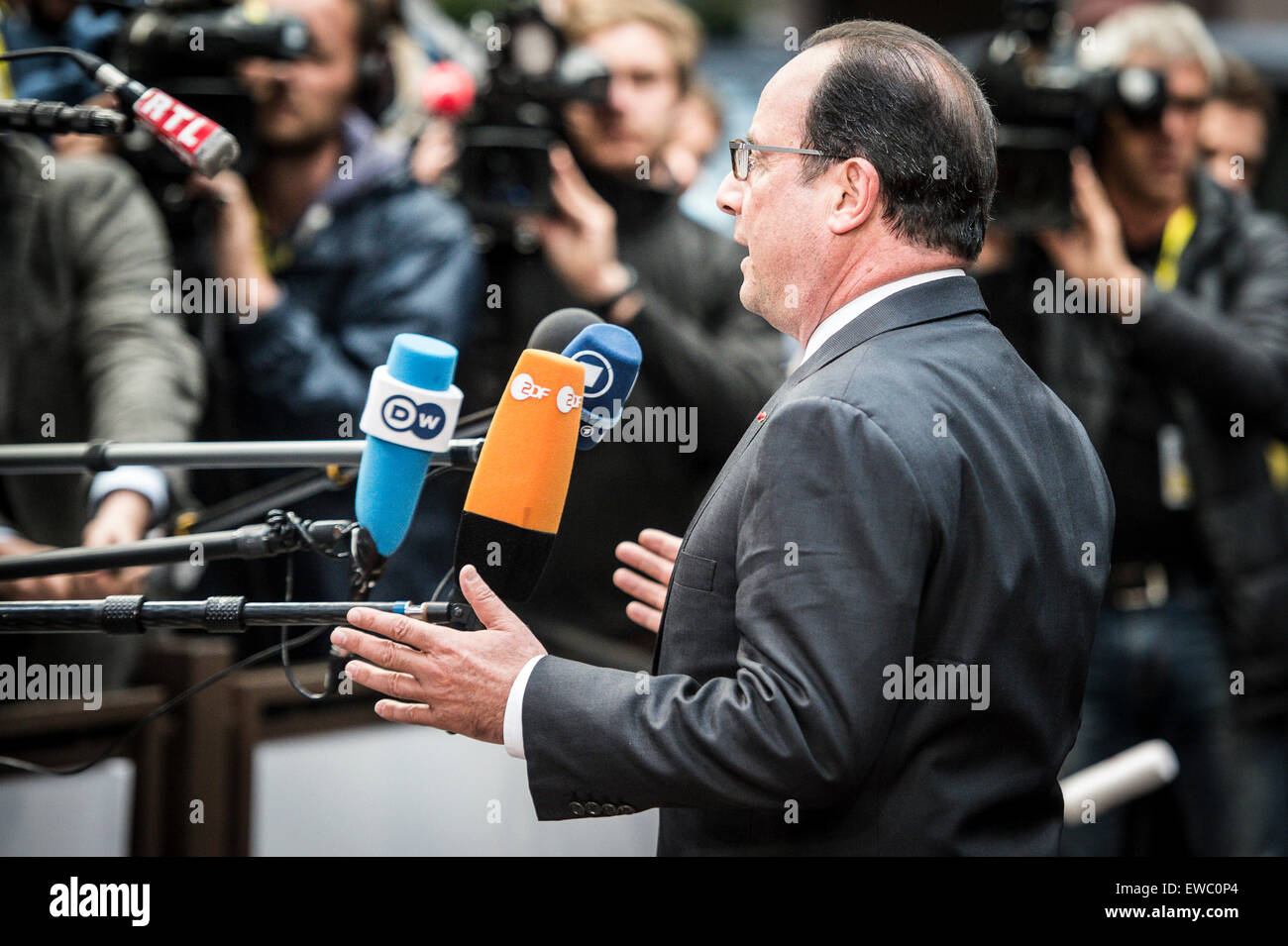 Bruxelles, BXL, Belgio. Il 22 giugno, 2015. Il Presidente francese Francois Holland arriva in corrispondenza di una situazione di emergenza Eurogruppo riunione dei capi di stato sulla Grecia a livello europeo la sede del Consiglio a Bruxelles, in Belgio il 22.06.2015 Eurozona ministri delle finanze stanno tenendo i colloqui di crisi sulla Grecia, ma c'era poco spazio per la speranza di una svolta nonostante Atene consegna una nuova proposta all'ultimo minuto. Credito: Wiktor Dabkowski/ZUMA filo/Alamy Live News Foto Stock