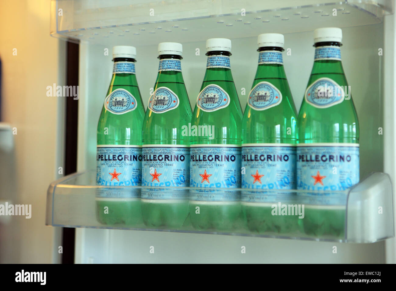 Bottiglie di San Pellegrino acqua scintillante in un frigo Foto Stock