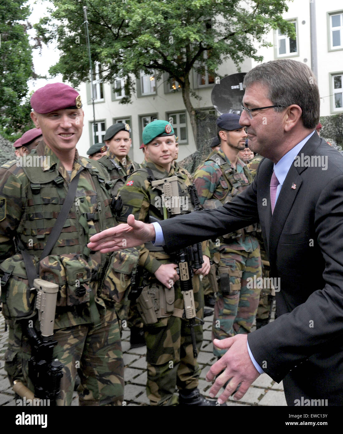 Muenster, Germania. Il 22 giugno, 2015. Il Segretario alla difesa degli Stati Uniti Ashton Carter (R) visite il I. tedesco/Paesi Bassi Corps in Muenster, Germania, 22 giugno 2015. I ministri hanno parlato con i soldati che hanno testato il rapido dispiegamento di truppe a Sagan, Polonia, nelle settimane scorse. L'unità internazionale di Muenster attualmente costituisce la cosiddetta "pearhead' del molto alta disponibilità Joint Task Force (VJTF). Foto: CAROLINE SEIDEL/dpa/Alamy Live News Foto Stock