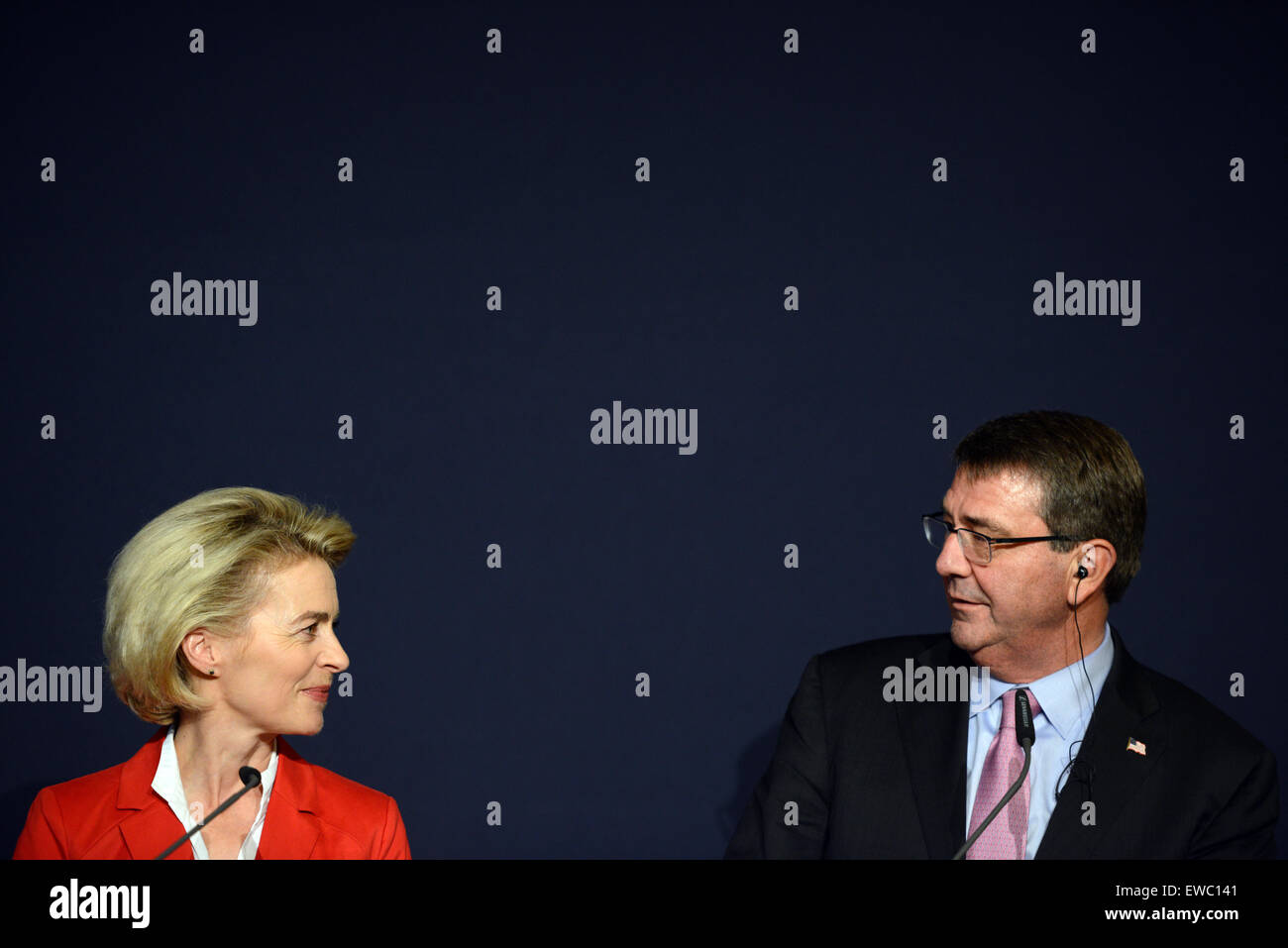 Muenster, Germania. Il 22 giugno, 2015. Ministro tedesco della difesa, Ursula von der Leyen (L) e il Segretario alla difesa degli Stati Uniti Ashton Carter partecipare ad una conferenza stampa a seguito di una visita alla I. tedesco/Paesi Bassi Corps in Muenster, Germania, 22 giugno 2015. Foto: CAROLINE SEIDEL/dpa/Alamy Live News Foto Stock