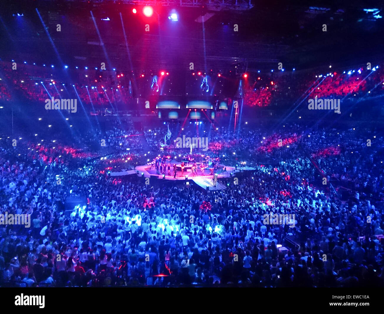 Kombank Arena a Belgrado in Serbia - Giugno 06, 2014: concerto dal vivo del famoso cantante Montenegro Vlado Georgiev in hall piena di fan Foto Stock