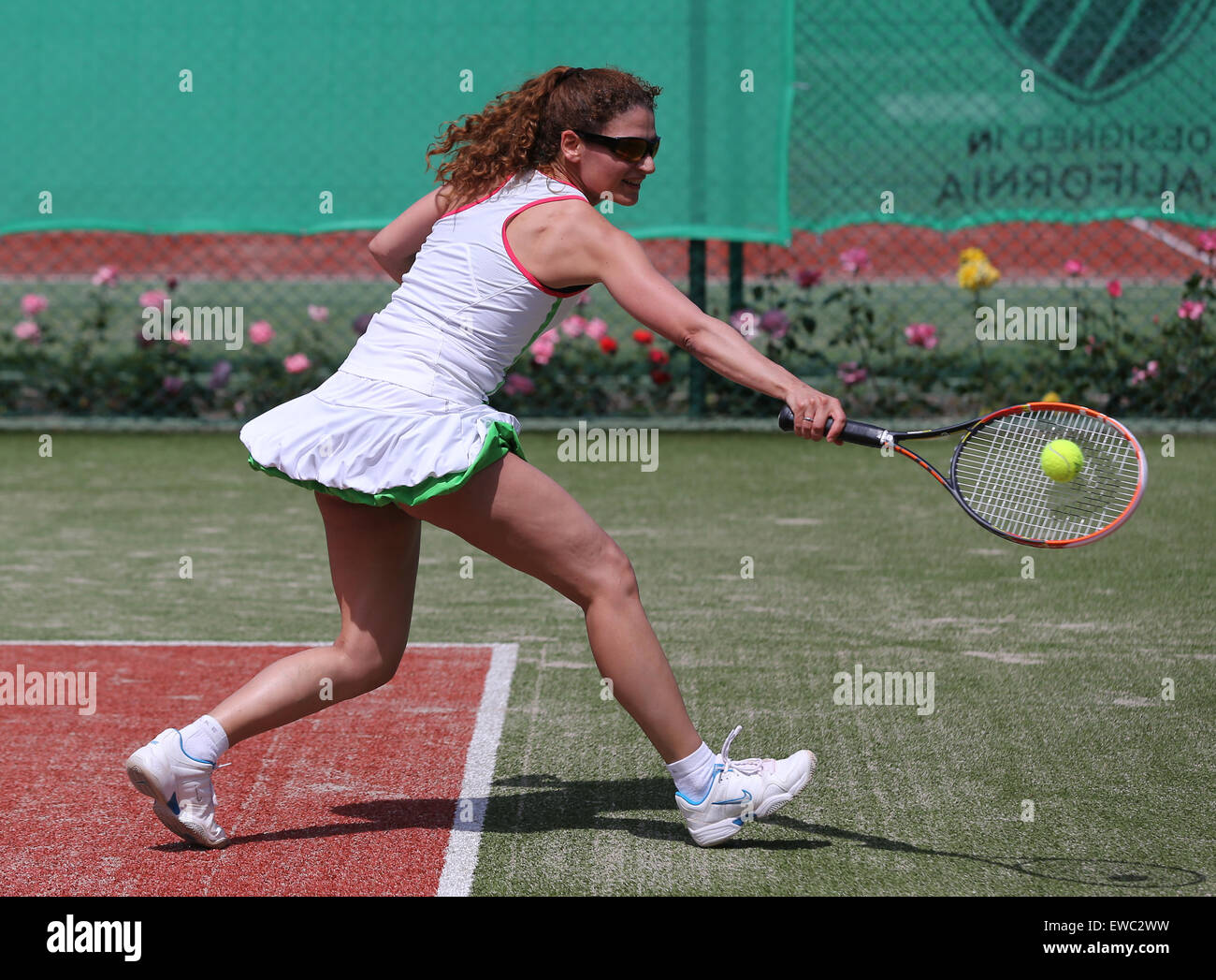 Giovane donna giocando a tennis. Foto Stock