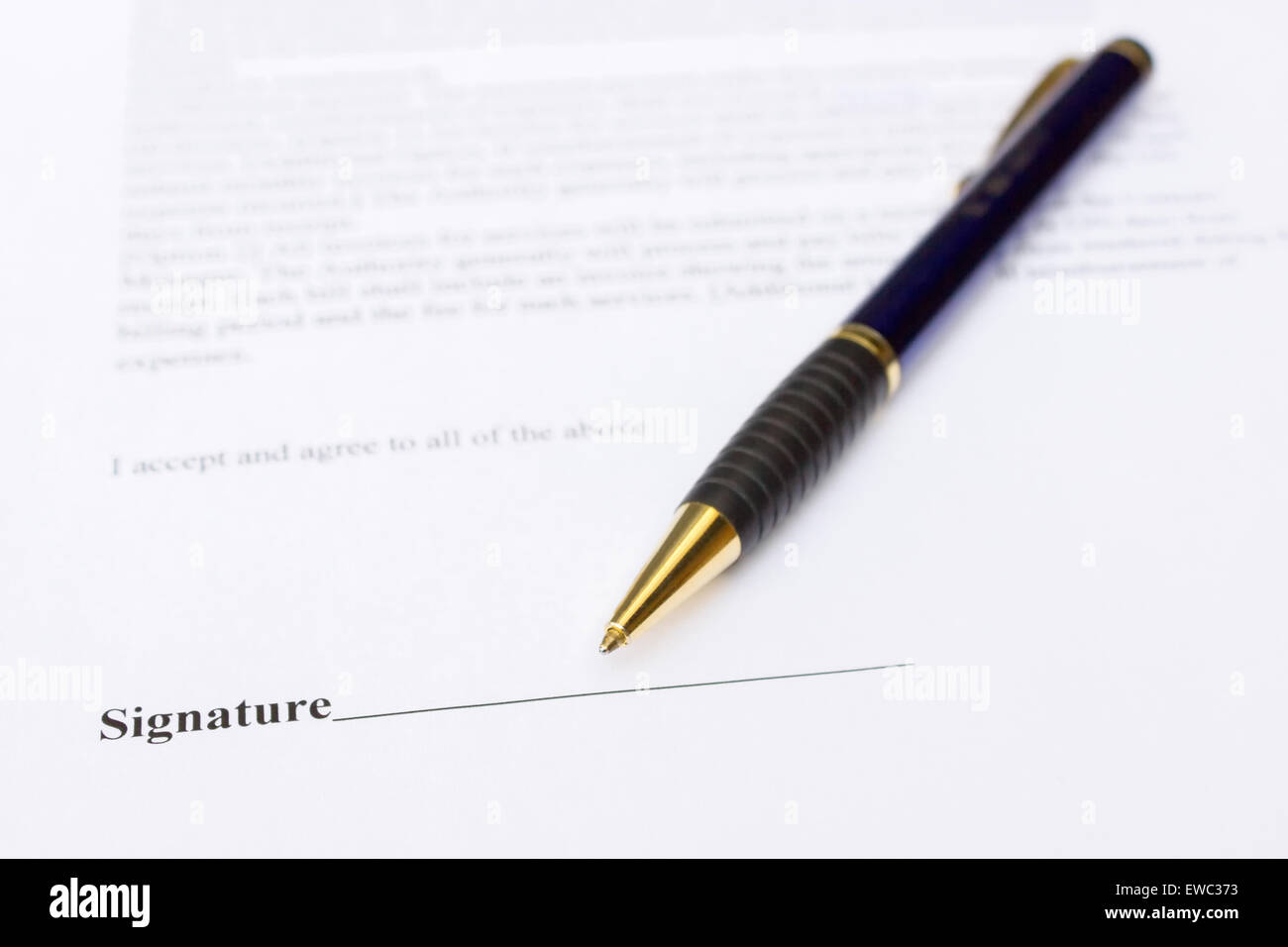 Penna per la firma che giace sul contratto di white paper Foto Stock