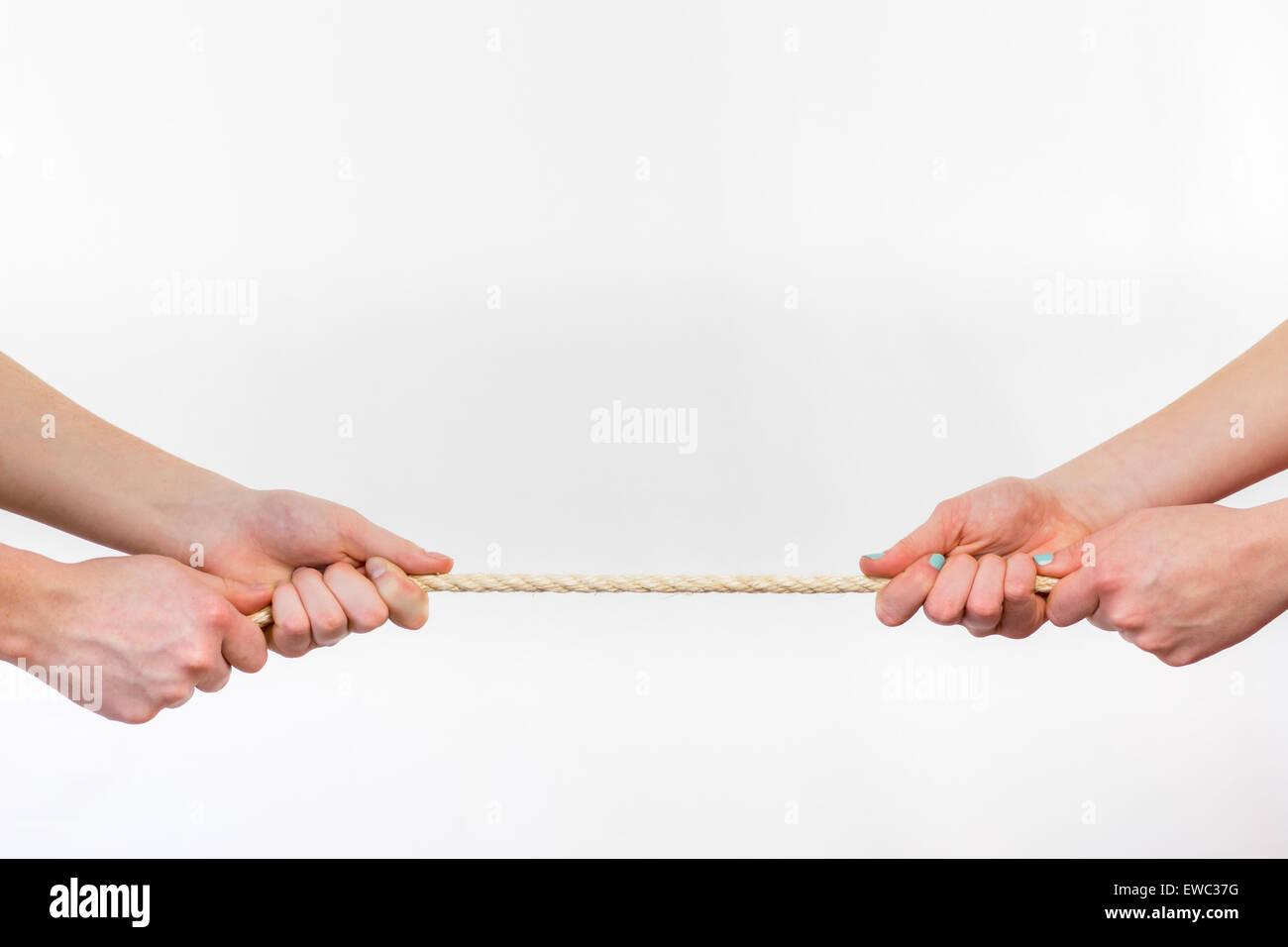 Due persone opposte tirando la corda. Quattro bracci isolati su sfondo bianco Foto Stock