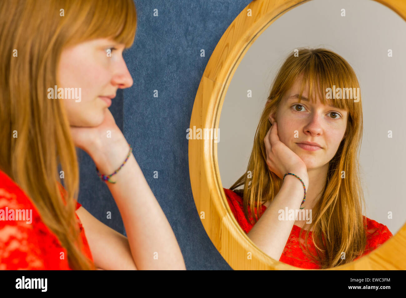 Caucasian redhead ragazza adolescente in cerca dello specchio Foto Stock