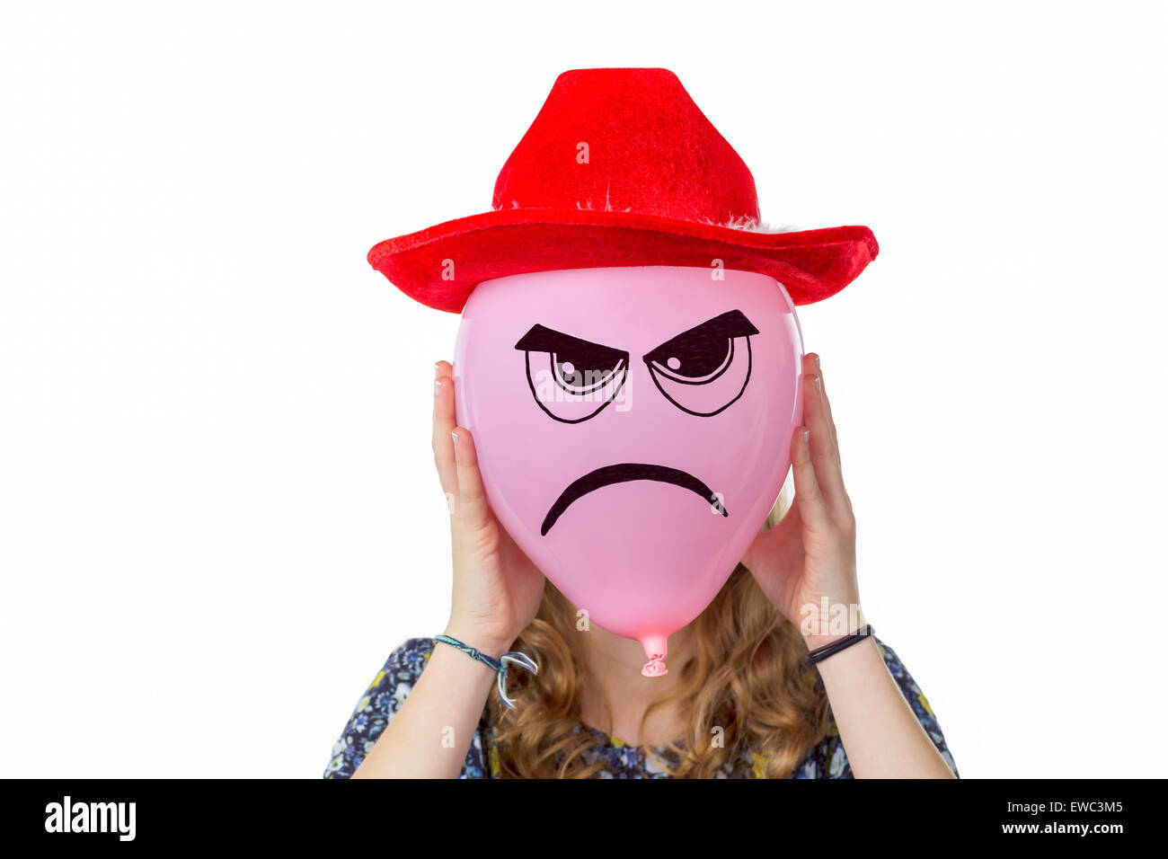 Ragazza con palloncino rosa con volto arrabbiato e Red Hat isolati su sfondo bianco Foto Stock