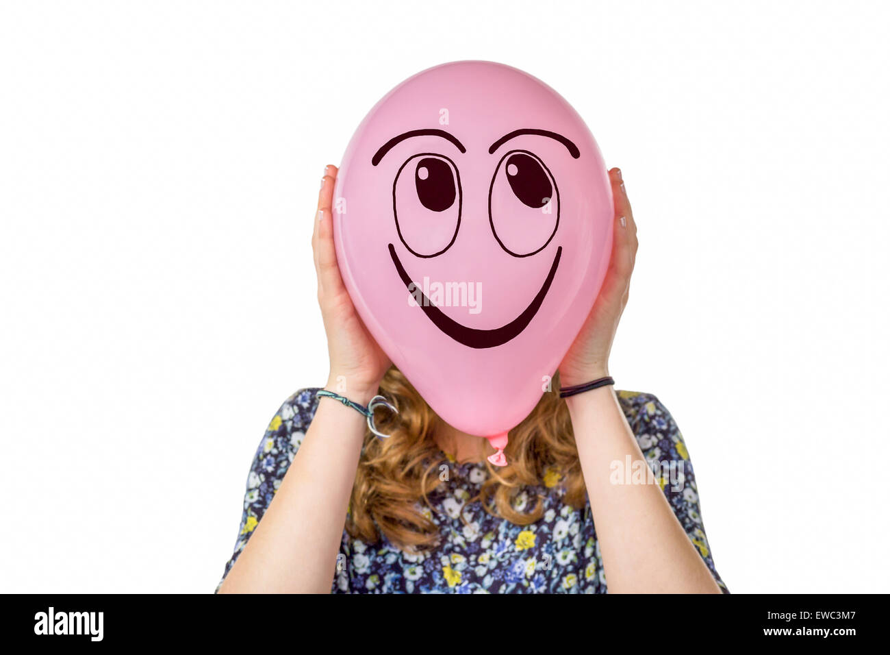 Ragazza con palloncino rosa con sorridente espressione facciale Foto Stock