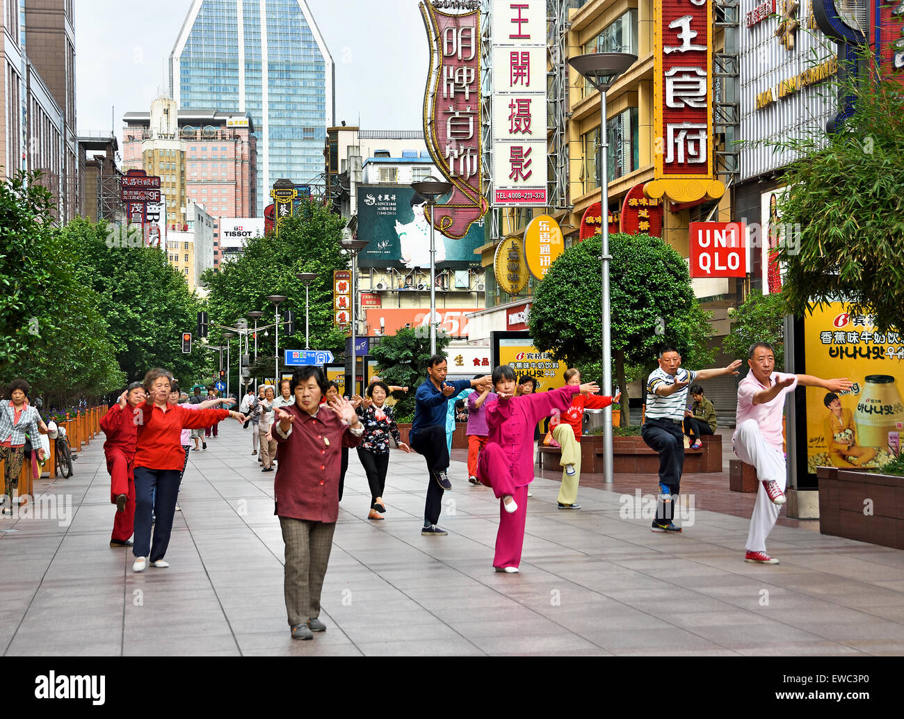 Cina, Shanghai, Nanjing Road, tai chi, esercizi di persone prima di aprire i negozi. La mattina presto il tai chi e il gruppo di ballerini che esercitano su Nanjing cinese Cina Foto Stock