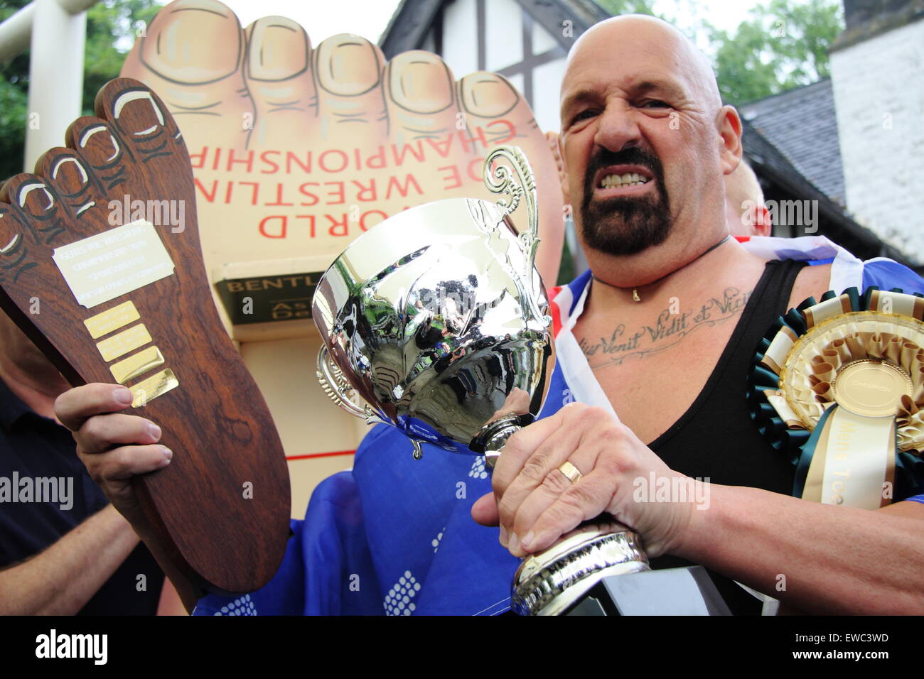 Veterano champ toe lottatore, Alan 'brutto' Nash festeggia dopo aver vinto il mondo Toe Wrestling Championships 2015 DERBYSHIRE REGNO UNITO Foto Stock